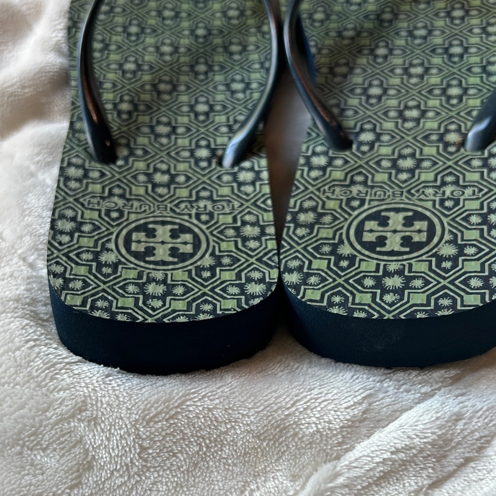 Tory Burch Navy and Sage Geometric Flip Flops Sz 7.5 - Picture 6 of 11